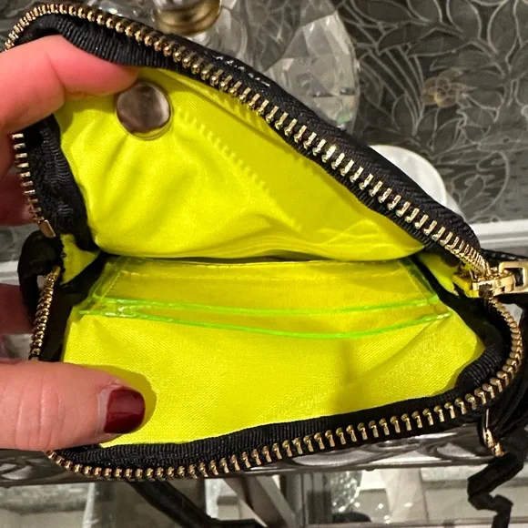 Elegant Black Quilted Crossbody Bag - Picture 4 of 7